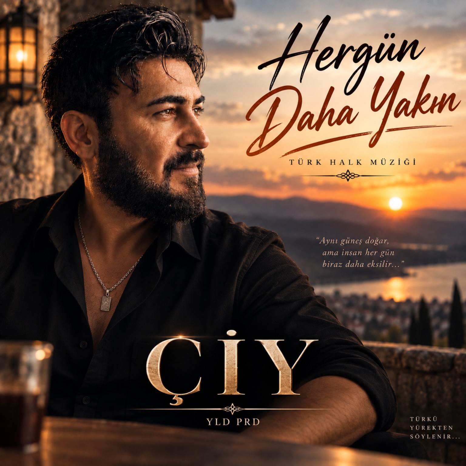 ÇİY, siyah gömleğiyle gün batımında; Her Gün Daha Yakın kapak görseli